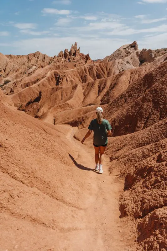 Femme qui marche dans un canyon