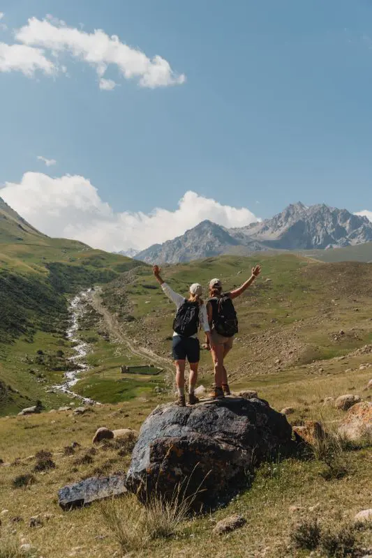 Deux randonneurs face à la vue
