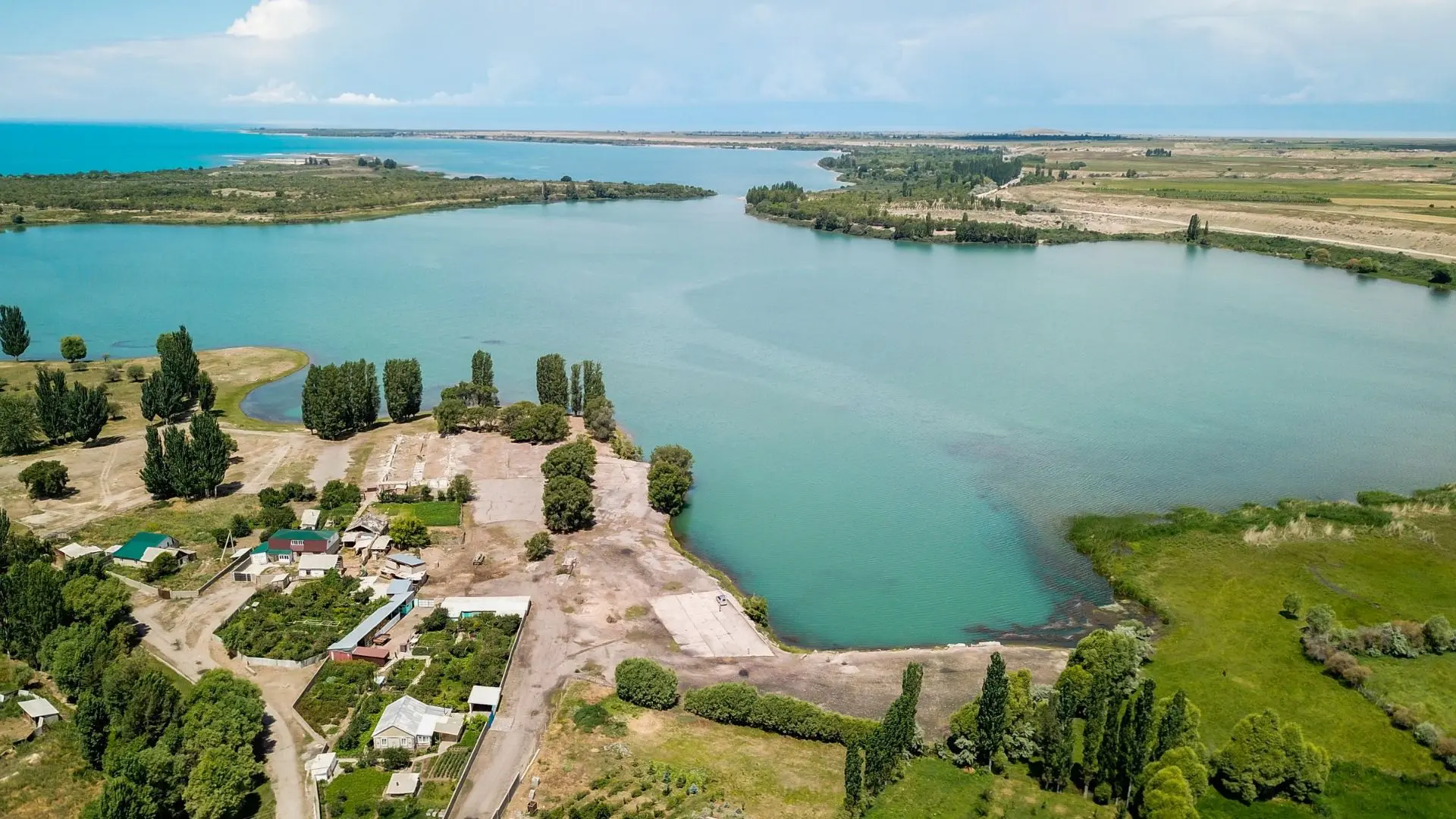 Bovenaanzicht van het Issyk-Kul meer in Kirgizië
