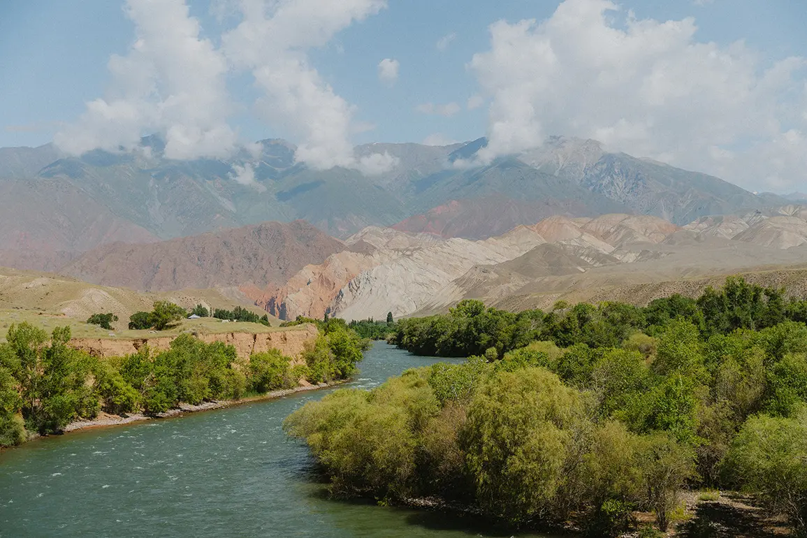 De oevers van het Issyk-Kul meer in Kirgizïe, een van de beroemdste meren ter wereld.