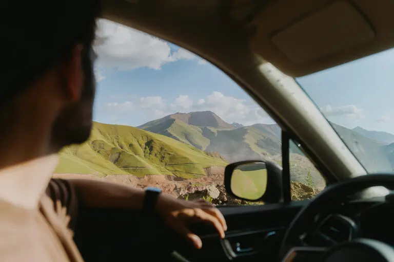 Uitzicht vanuit de 4x4 tijdens de rondreis door Kirgizië met Kyrgyzstan Nomads