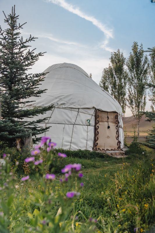 yourtes kirghize en pleine nature