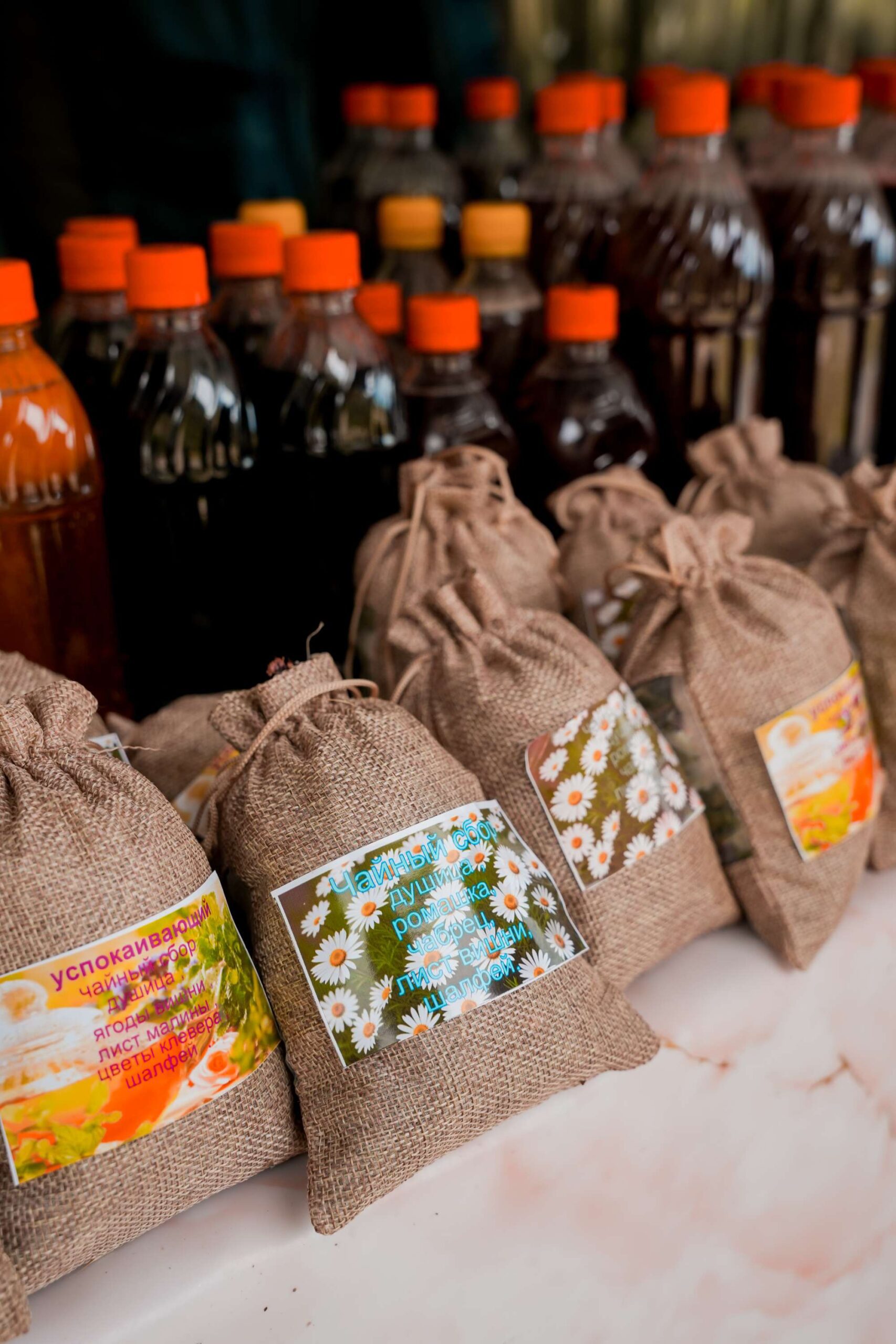 Étalage de miel et thé kirghize