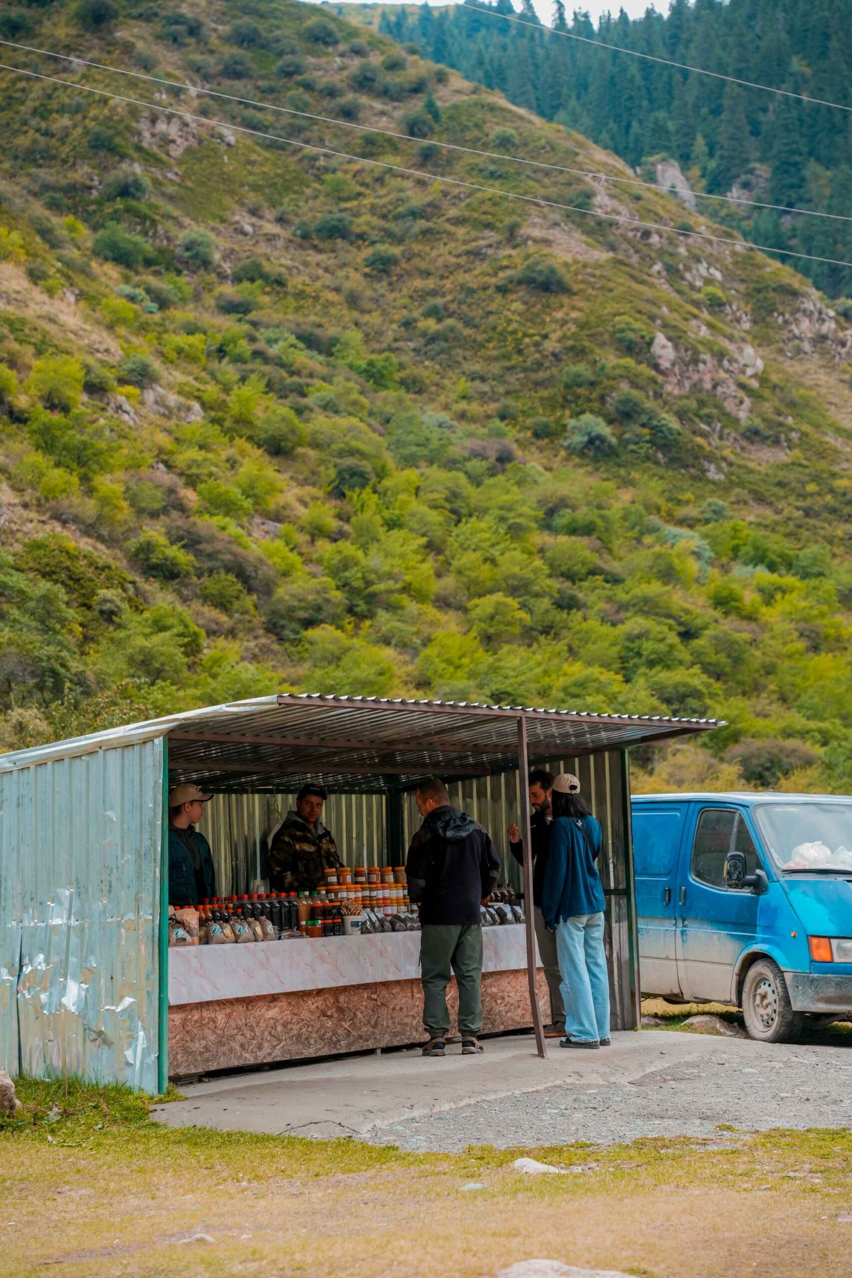 Petit marché de miel dans les montagnes